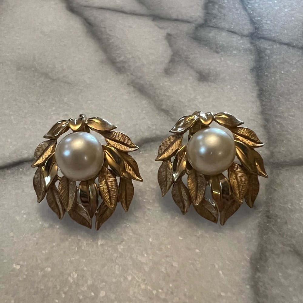 Pearl and Gold Leaves Clip On Earrings 🍃